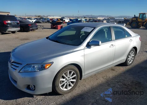 2010 Toyota Camry Xle z USA, uszkodzony, nr VIN 4T1BF3EK3AU017741